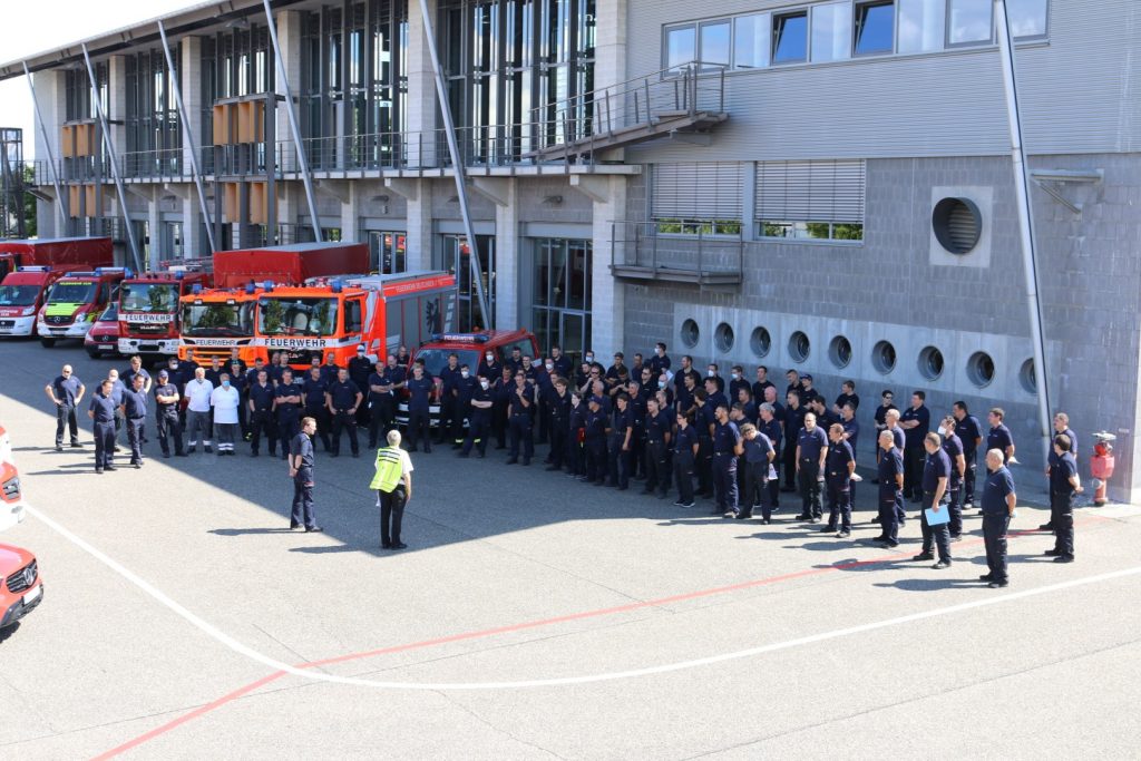 Aufstellung Verband an der Landesfeuerwehrschule.